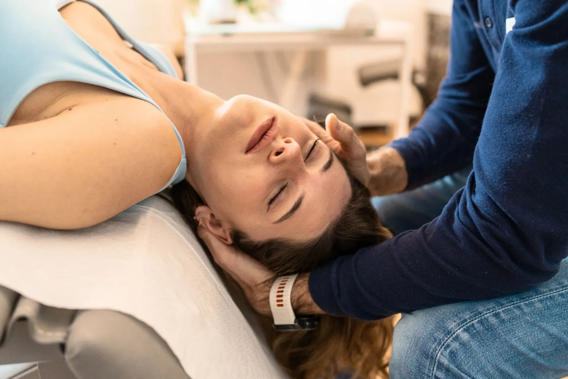 neck-adjustment-physical-therapist