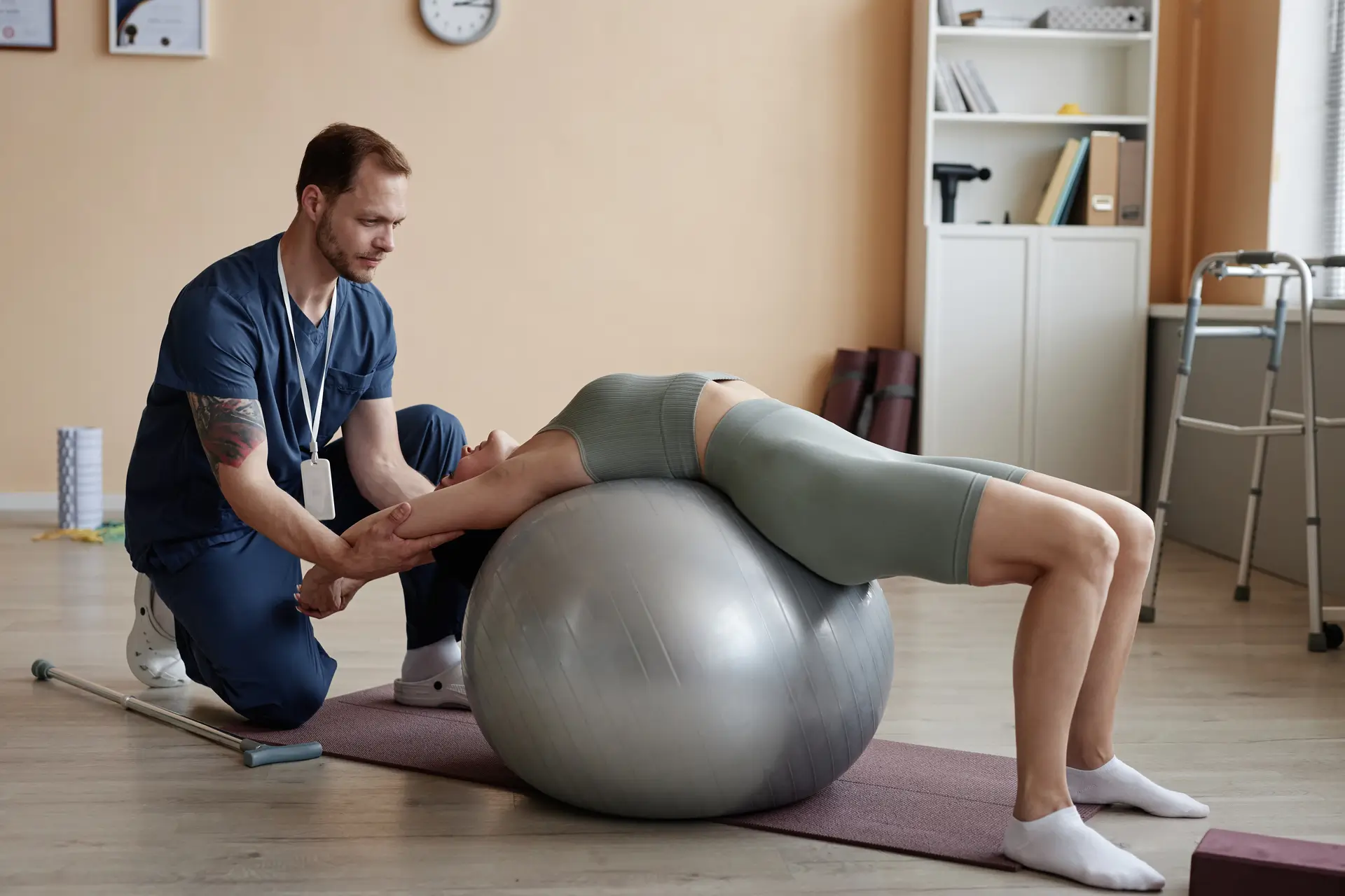 therapist-training-patient-on-fitness